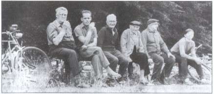 Zuschauer v.l.: Kurt Müller, Herbert Hager, Otto Köchel, Gustav Lindig, Fritz Lindig(Foto: Ernst Jakob, Repro: Foto-Peterlein)